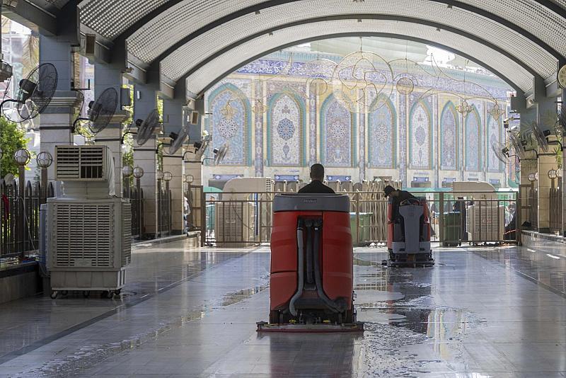 قسم بين الحرمين يجري حملة لغسل أرضية مسقفات الساحة الوسطية وفرشها بالسجاد