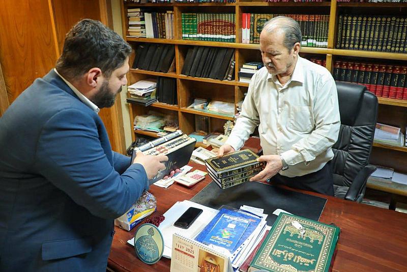 الهيأة العليا لإحياء التراث تهدي إصداراتها الحديثة إلى مكتبة الإمام الحكيم في النجف الأشرف