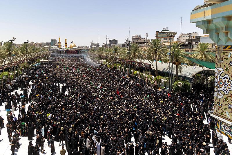 بالصور.. نساء قبيلة بني أسد يتقدمن العشائر العراقية في مسيرة إحياء ذكرى دفن الأجساد الطاهرة