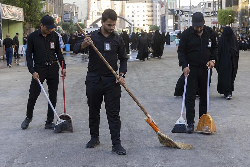 بعد انتهاء مراسم ذكرى دفن الأجساد الطاهرة.. قسم بين الحرمين يباشر حملة لتنظيف منطقة باب بغداد