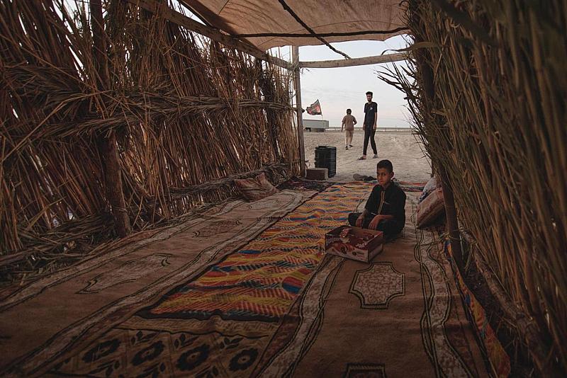 ينتظر الفتى أكرم سمير من أهالي (أبو الخصيب) الزوّار القادمين من الفاو بمحاذاة (أبو الخصيب) بفارغ الصبر  يقول أكرم: عشر سنوات من عمري أمضيتها بين المواكب والحسينيات برفقة والدي وأعمامي الذين زرعوا في قلبي حبّ الإمام الحسين (عليه السلام) والتسابق إلى خدمة زواره.