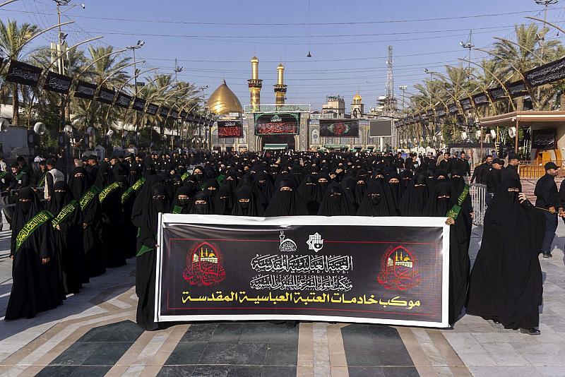 عبر مسيرة عزائية.. منتسبات العتبة العباسية المقدسة يحيين ذكرى دفن الأجساد الطاهرة