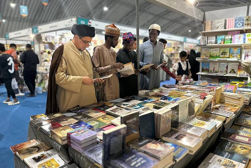 وفد قسم الشؤون الفكرية يطلع على دور النشر وعناوين الكتب بمعرض الكتاب الدولي في النجف