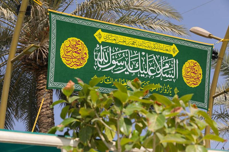 قسم ما بين الحرمين الشريفين ينشر لافتات احتفائية بمناسبة مولد الصادقيّن 