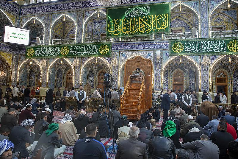 الزائرون يشاركون في مراسم قراءة دعاء الندبة عند مرقد أبي الفضل العباس (عليه السلام)