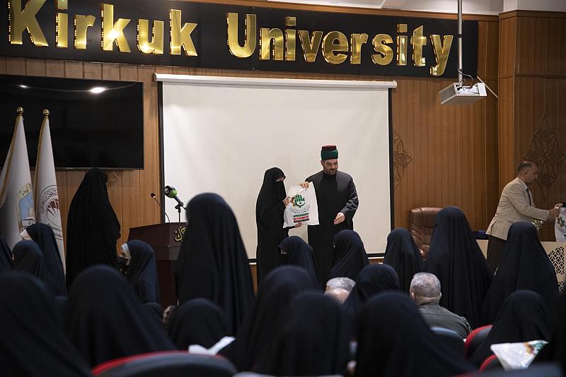 العتبة العباسية تكرم نحو 250 طالبة من المرتديات للعباءة الزينبية في جامعة كركوك