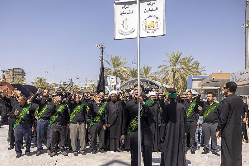عبر موكب عزاءٍ موحّد.. خَدَمة العتبتين المقدستين يحيون ذكرى شهادة الإمام الحسن المجتبى (عليه السلام)
