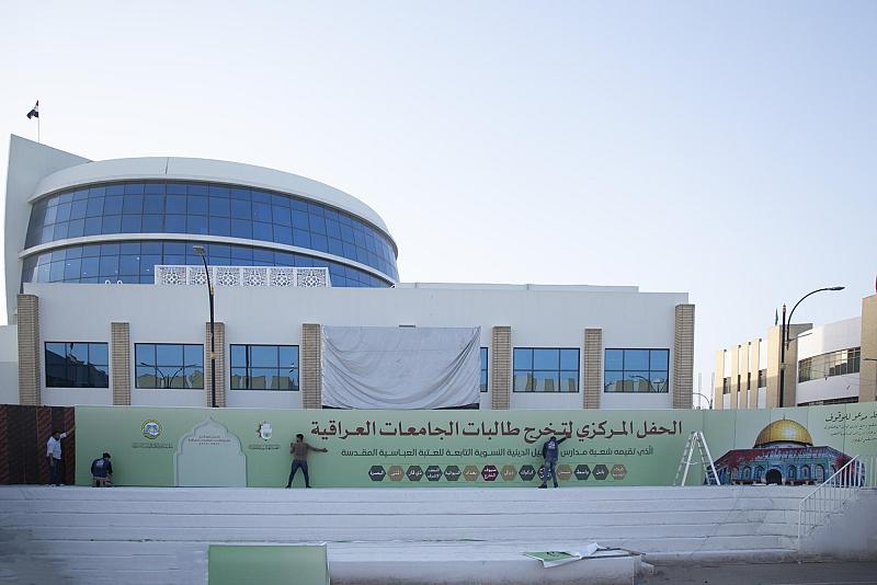المباشرة بنصب البوسترات الخاصة بحفل تخرج بنات الكفيل في مجموعة العميد