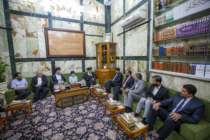 السيّدُ الصافي يلتقي بكادر مسرحيّة (سنان البطل الخارق) ويحثّهم على مواصلة الأعمال التي ترتقي بمستوى ثقافة الطفل