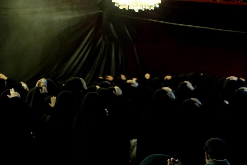 زائراتُ مرقد أبي الفضل العبّاس يُحيين شهادة الزهراء (عليها السلام)