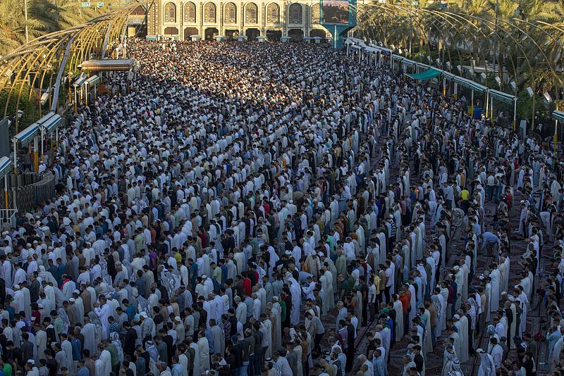 بالصور.. المؤمنون يحيون صلاة عيد الأضحى عند مرقد أبي الفضل العباس (عليه السلام)