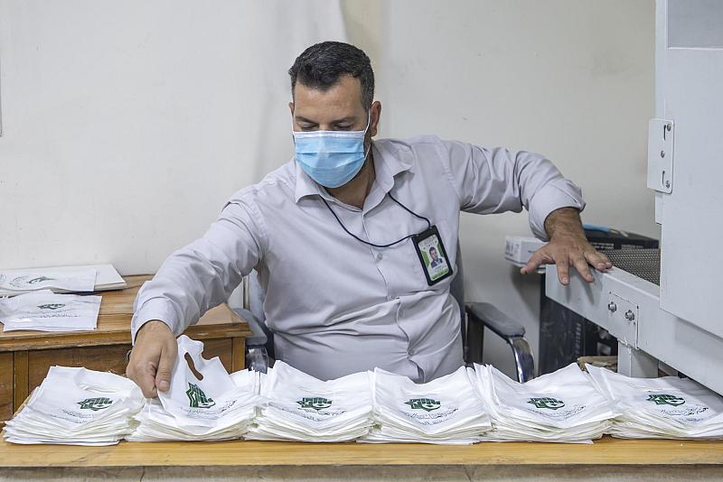 قسم الشؤون الفكرية يشارك في تجهيز الهدايا للمشاركات في حفل تخرج بنات الكفيل