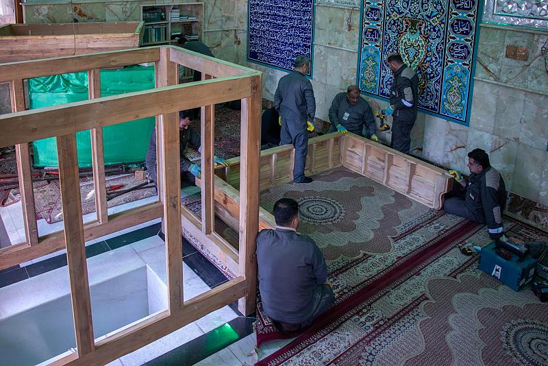 قسم صناعة الشبابيك يباشر أعمال تركيب أجزاء شباك مرقد العلامة ابن فهد الحلي (قدس سره)