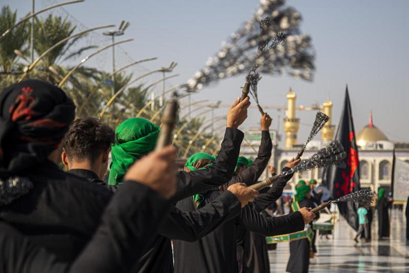 مواكبُ عزائيّة تفد لمرقد الإمام الحسين وأخيه أبي الفضل العبّاس (عليهما السلام)