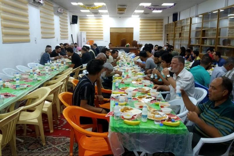 توزيع العشرات من وجبات الإفطار باسم كريم أهل البيت (عليه السلام)