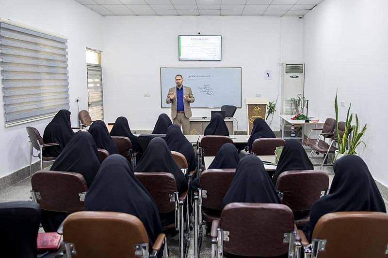 قسم التطوير يقدم دورة عن مهارات الاتصال والتواصل الفعال في جامعة العميد