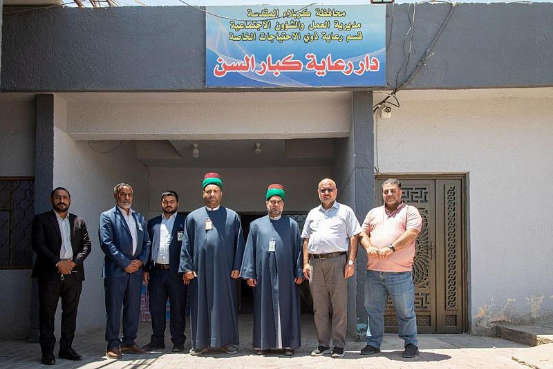 وفد العتبة العباسية يزور دار المسنّين في كربلاء ويقدم التهاني بعيد الأضحى لنزلائها