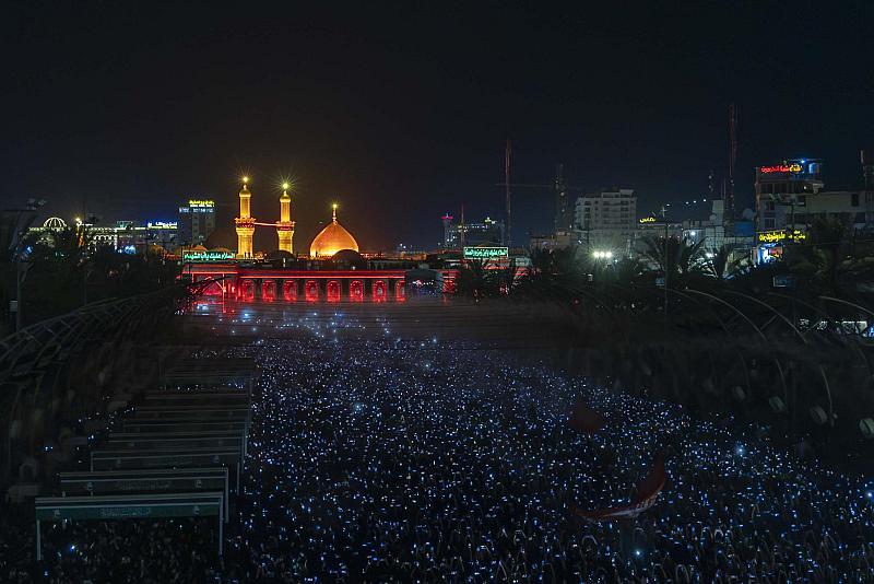 جموع كبيرة من الزائرين تشارك بمراسم استبدال راية قبة مرقد أبي الفضل العباس (عليه السلام)