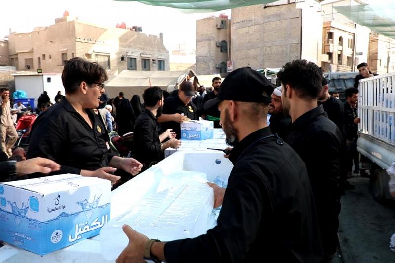 مع تزايد الطلب عليه.. العتبة العباسية ترفد المواكب الحسينية بأكثر من (5000) قالب ثلج يومياً
