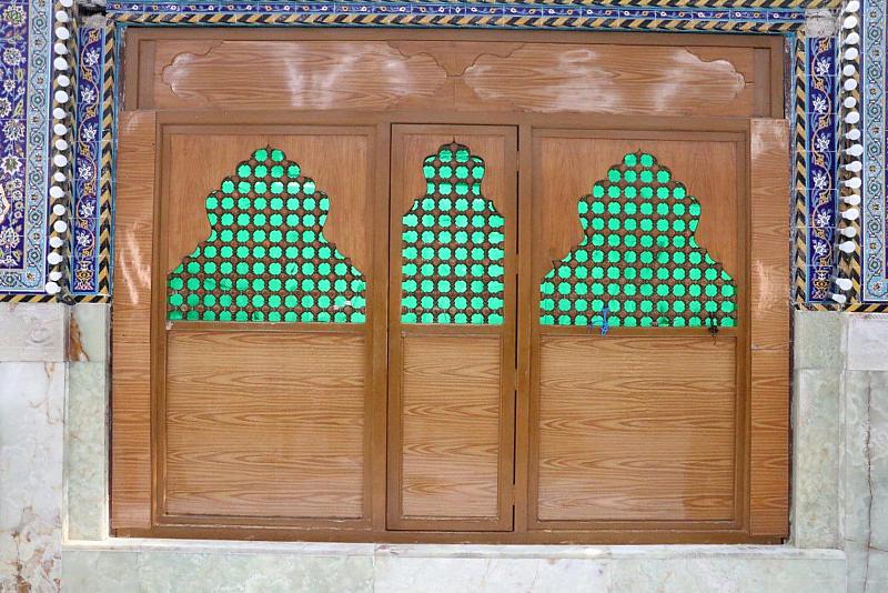 قسم صناعة الشبابيك يباشر صناعة واجهة إحدى نوافذ حرم مرقد أبي الفضل العباس (عليه السلام)