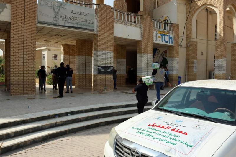 جامعةُ الكفيل تنظّم حملةً لتوزيع مياه الشرب والمعقّمات على المراكز الامتحانيّة لطلبة المراحل المنتهية