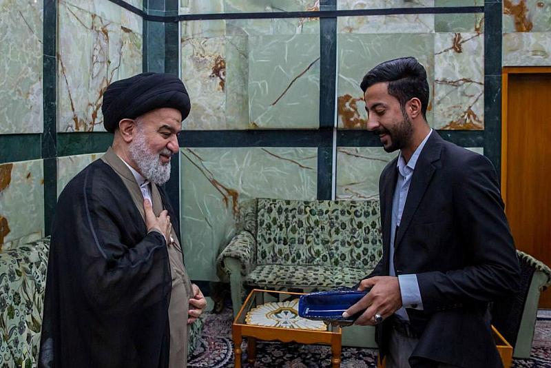 سماحة السيد الصافي يكرّم منتسبًا في العتبة العباسية المقدسة أعاد طفلًا تائهًا لذويه في صحراء ميسان