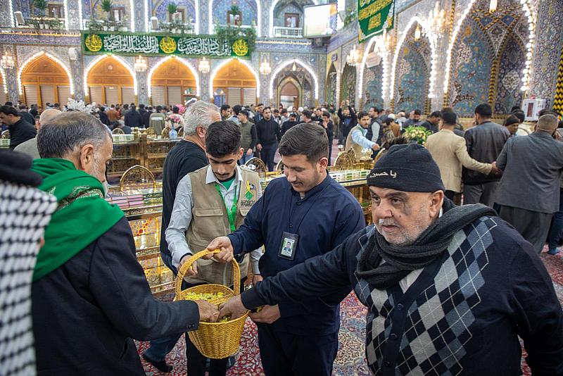 ملاكات قسم رعاية الصحن تستقبل الزائرين بالورد والحلوى بذكرى ولادة الإمام المهدي (عجّل الله فرجه)