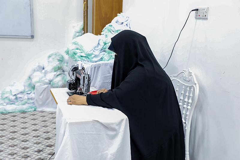 معهد القرآن الكريم النسوي يفتتح مشغلاً لخياطة الزيّ الخاصّ بالمكلّفات