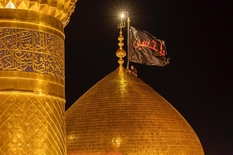 بالصور.. مراسم استبدال راية قبة مرقد الإمام الحسين (عليه السلام) إيذانًا بقدوم شهر المحرّم