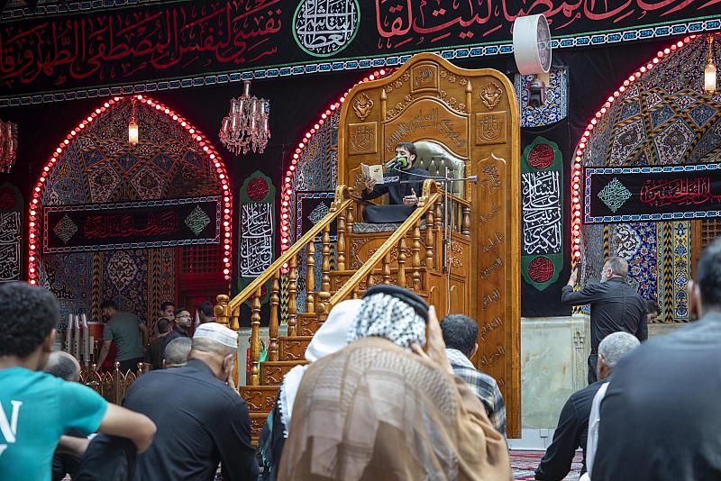 الزائرون يؤدون مراسم قراءة دعاء الندبة في صحن مرقد أبي الفضل العباس (عليه السلام)