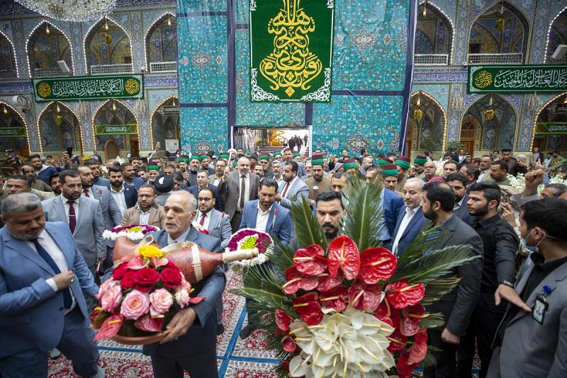 وفدُ العتبة الحسينيّة يقدّم تهانيه بذكرى ولادة أبي الفضل العبّاس (عليه السلام) عند مرقده المبارك