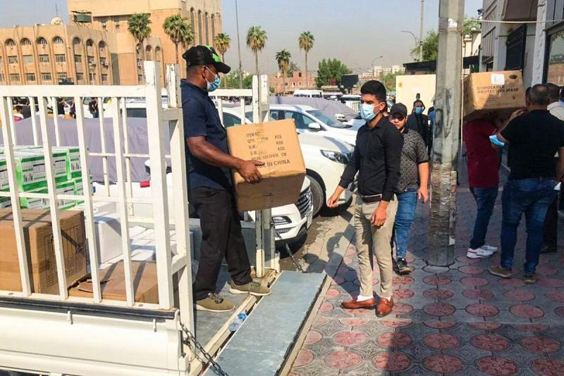 مديريّات تربية الديوانيّة وذي قار والرّصافة إحدى محطّات حملة جامعة العميد لتوزيع الموادّ الوقائيّة والمعقّمة لطلبة المراحل المنتهية
