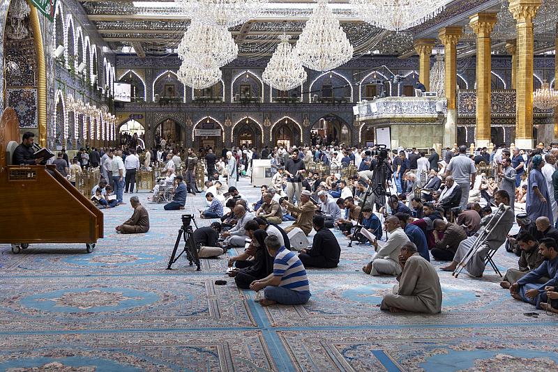 الزائرون يؤدون قراءة دعاء الندبة في صحن مرقد أبي الفضل العباس (عليه السلام)