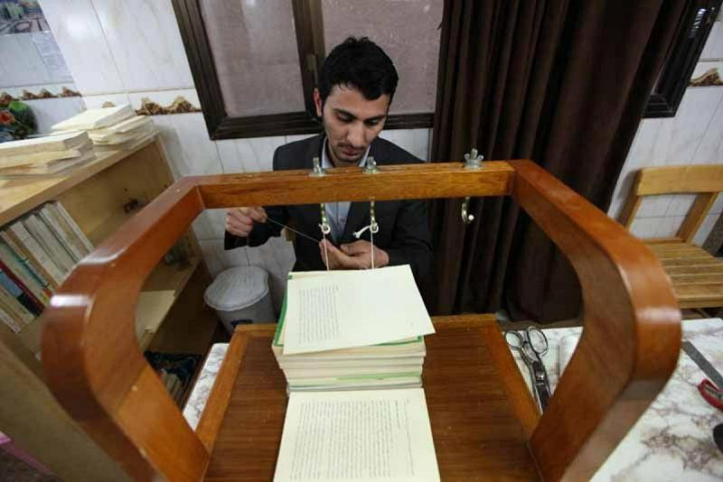 جهودٌ مميّزة تبذلُها وحدةُ التصحيف في تجليد وإصلاح آلاف الكتب والمطبوعات