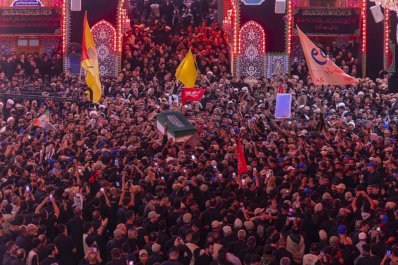 عند مرقد الإمام الحسين (عليه السلام).. تشييع جثمان السيد الشهيد علي الخامنئي (رضوان الله عليه)