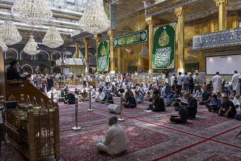 الزائرون يؤدون مراسم قراءة دعاء الندبة في صحن مرقد أبي الفضل العباس (عليه السلام)