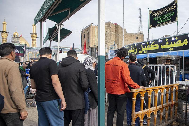 المواكب الحسينية تقدم خدماتها لزائري المرقدين الطاهرين بذكرى وفاة السيدة زينب (عليها السلام)