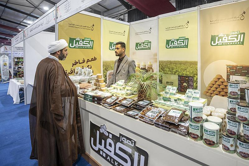 دعمًا للمنتج الوطني.. شركة الكفيل للصناعات الغذائية تعرض أكثر من 30 نوعًا من التمور في مهرجان عين الحياة