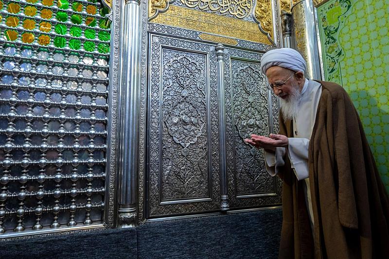 آية الله الشيخ عبد الله الجوادي الآملي يزور مرقد أبي الفضل العباس (عليه السلام)
