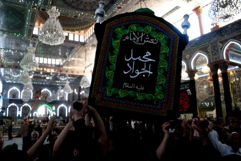 المواكبُ الكربلائيّة تُحيي مصابَ تاسع الأئمّة (عليهم السلام) عند العتبتَيْن المقدّستَيْن
