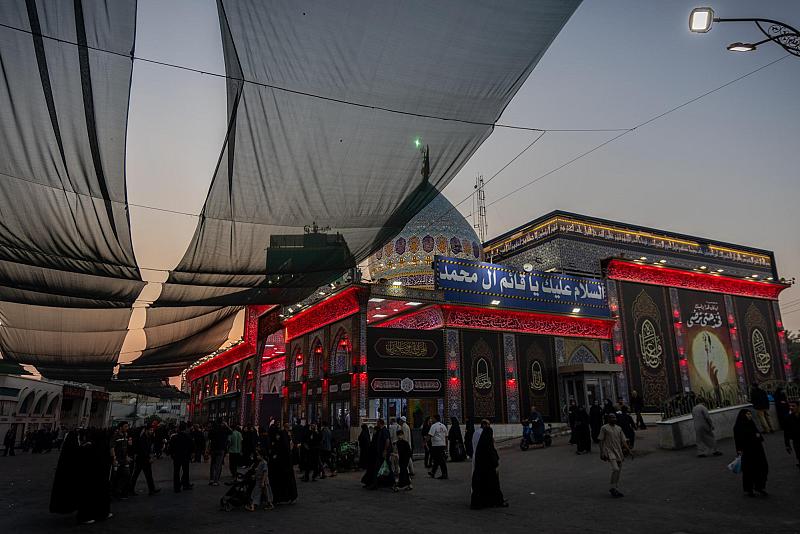 بالصور.. المؤمنون يحيون ليلة الجمعة الأخيرة من شهر صفر في مقام الإمام المهدي (عجّل الله فرجه الشريف)