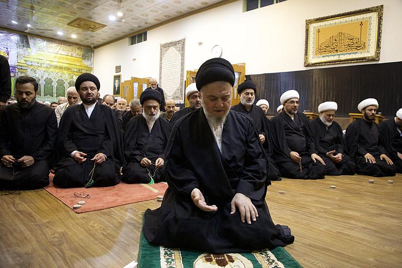 موكب العتبتين المقدستين يقيم فعاليات دينية وصلوات جماعة على طريق الزائرين