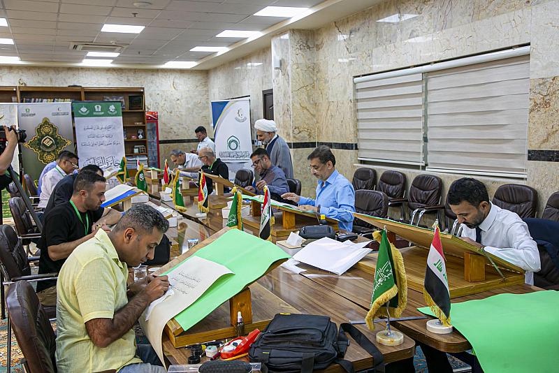 المجمَع العلميّ يقيم ورشة فنّية للخطّاطين المشاركين في مسابقة الثقلين لخطّ المصحف الشريف