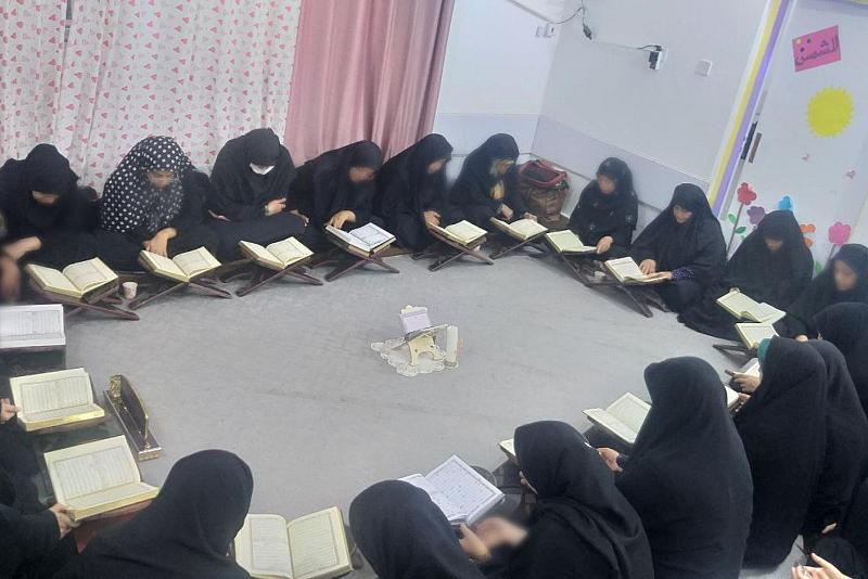 معهد القرآن الكريم النسوي يعقد جلسة قرآنية لجمعٍ من الزائرات