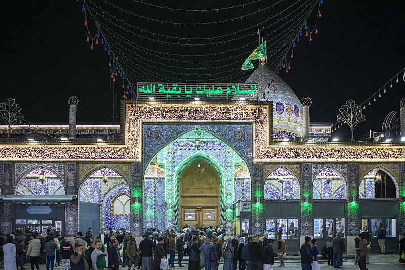 جموع الزائرين تحيي ليلة الجمعة الأخيرة من شهر رمضان عند مقام الإمام المهدي (عجّل الله فرجه)