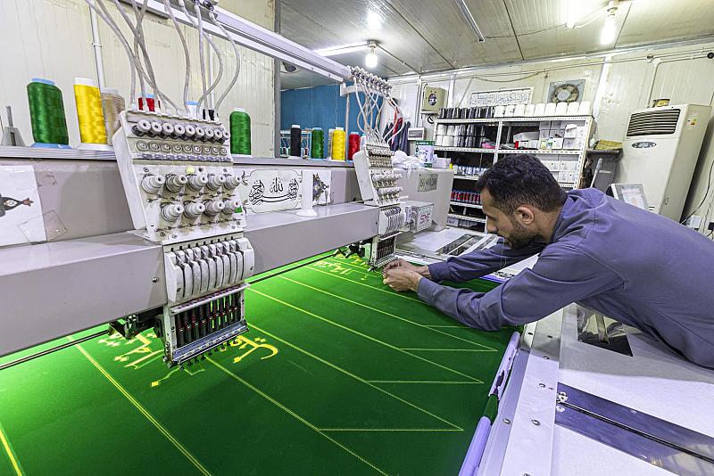 الانتهاء من خياطة الأوشحة والأعلام الخاصة بالحفل المركزي لتخرج طلبة الجامعات