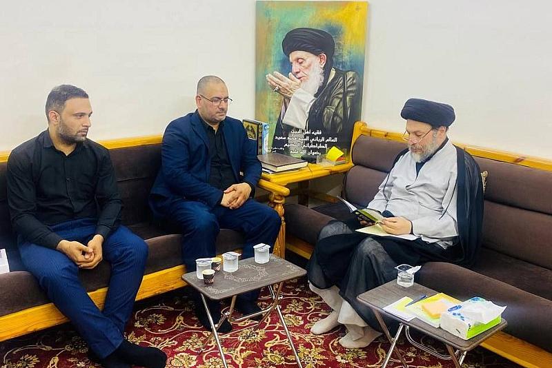 وفد قسم الشؤون الفكريّة يقدّم دعوةً للسيد رياض الحكيم لحضور مؤتمر دار الرسول الأعظم العلميّ الثالث