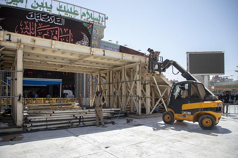 بعد انتهاء زيارة الأربعين.. قسم الصناعات يباشر تفكيك المجسر الحديدي المؤقت في منطقة بين الحرمين