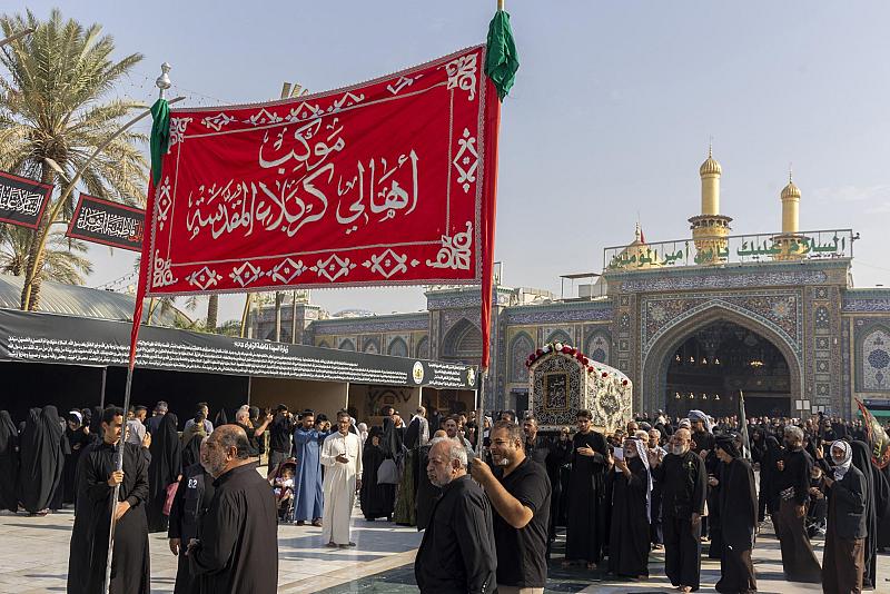 جموع المؤمنين تشيع النعش الرمزي للسيدة الزهراء (عليها السلام) عند العتبتين المقدستين
