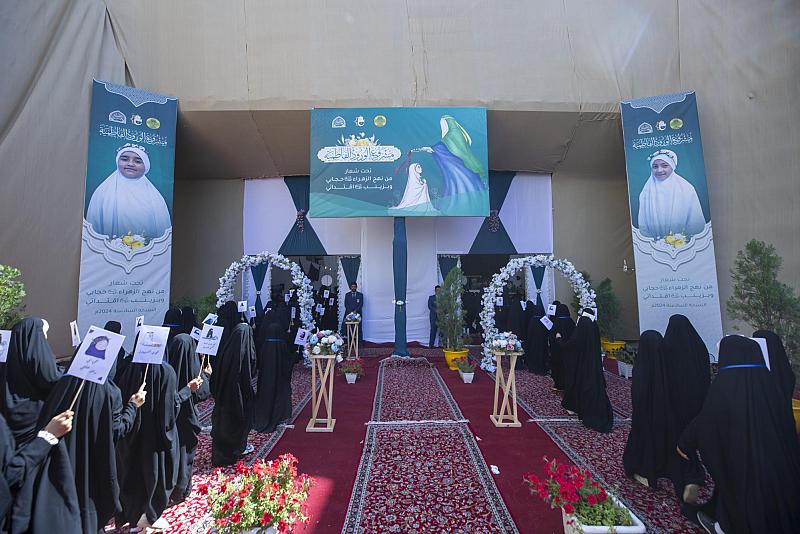 بدء توافد الطالبات للمشاركة في فعاليات اليوم الثاني لحفل التكليف الشرعي ضمن مشروع الورود الفاطمية